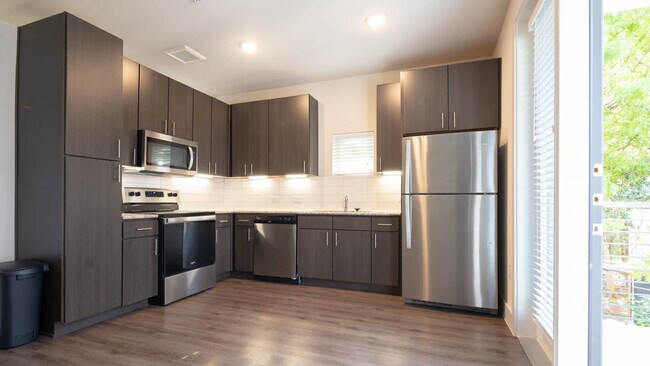 Cocina con electrodomésticos de acero inoxidable - St. Johns West