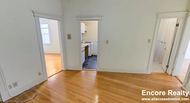 Building Photo - 106 Queensberry St Unit 16