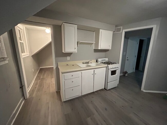 Building Photo - 323 4th Ave NE Unit 2