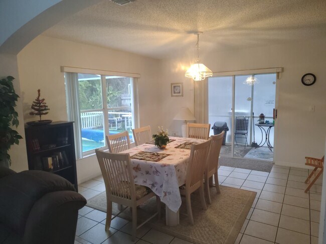 Photo - 449 Hollinghead Loop