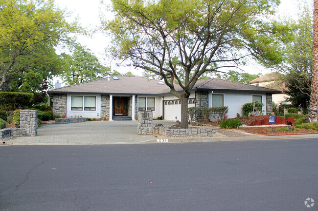 Building Photo - N. Vacaville Custom Home Located on a Larg...