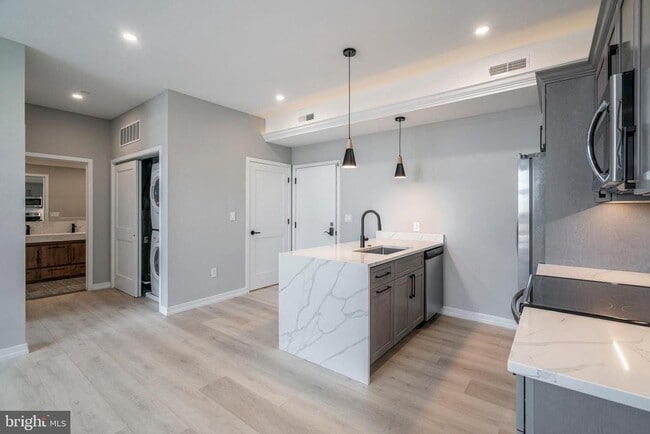 Building Photo - 2401 Washington Ave Unit 4C