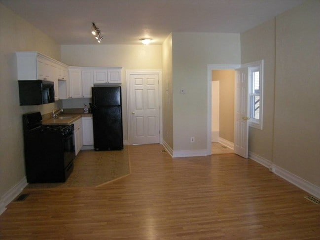 Building Photo - 121 Stratford Ave Unit 2