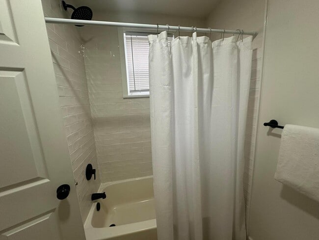 Photo - 156 W High St