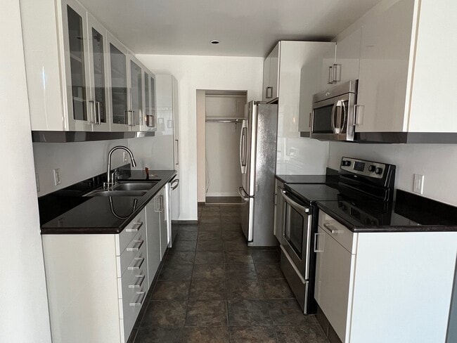 Building Photo - 7300 Franklin Ave Unit 552 Rental
