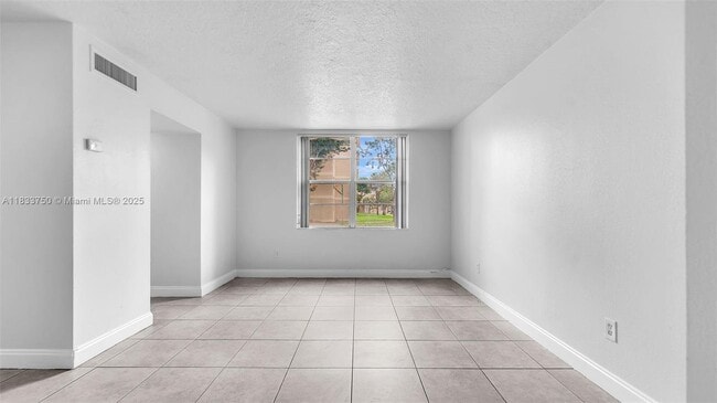 Photo - 1825 W 56th St Unidad 111