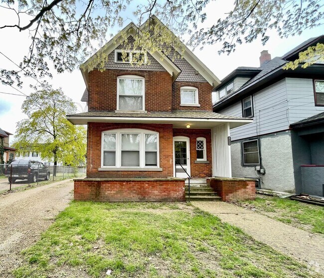 Building Photo - 815 W Walnut St Unit 1 Rental