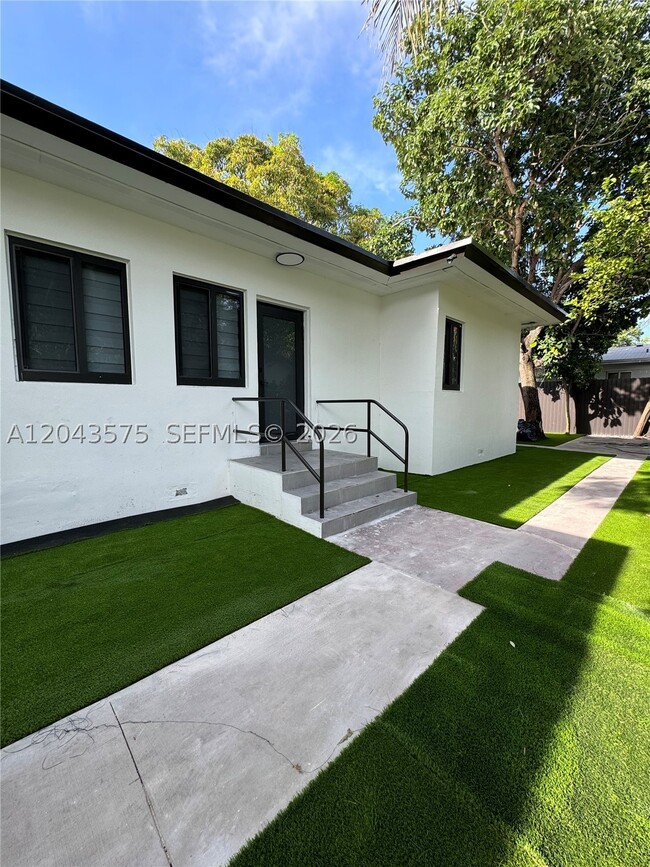 Building Photo - 5521 NW 1st Pl Unit 4