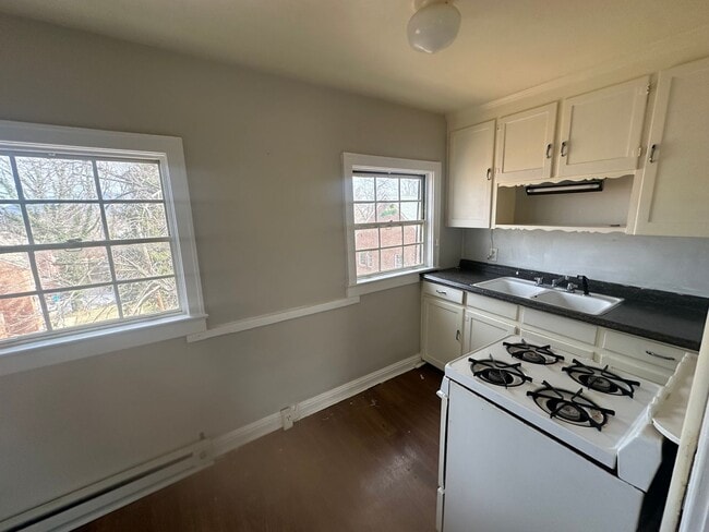 Building Photo - 3751 Sunrise Ave NW Unit 3751 Sunrise Ave NW Apt 4