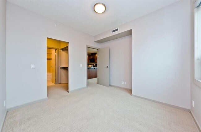 Photo - 210-615 15 Ave SE