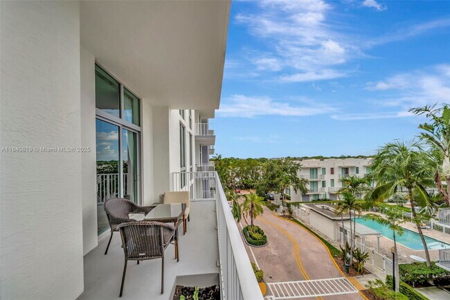 Photo - 2100 Van Buren St Unidad 421