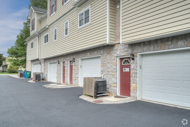 Building Photo - 1 Bedroom Behind Lane Stadium Rental