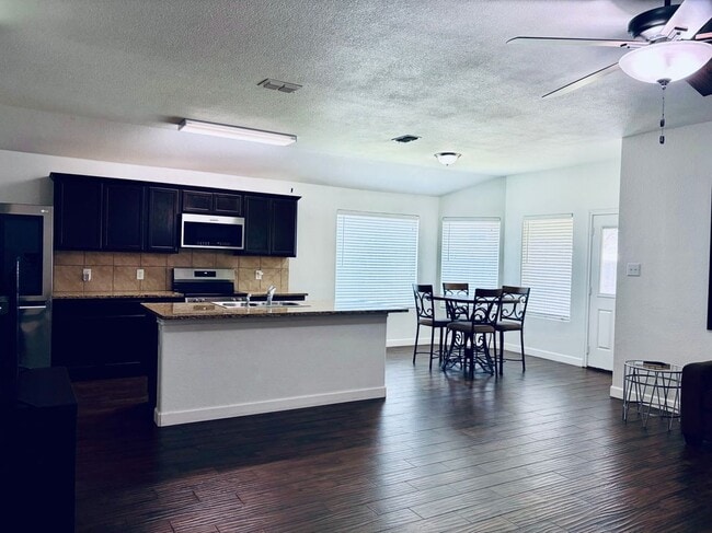 Photo - 520 Cantebury Park Ln