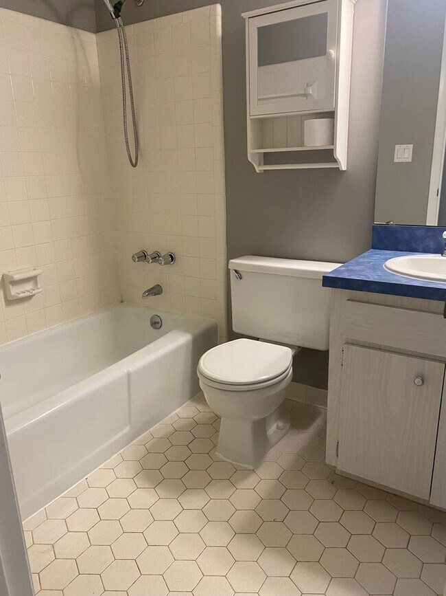 Building Photo - Lovely Single Family Home One Mile from Th...