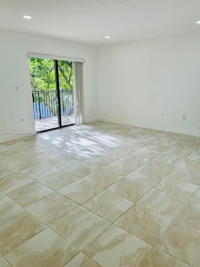 Building Photo - 300 Palm Cir W Unit 308 Rental