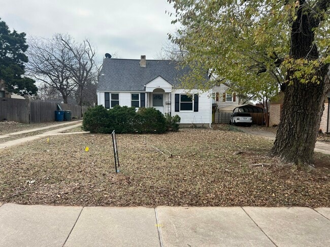 Building Photo - 224 E 7th St