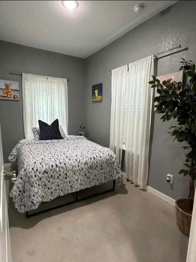 Queen bed - 103 Homecrest