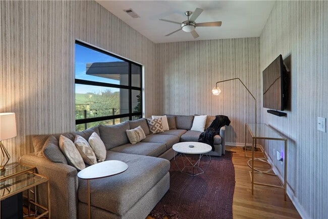 Building Photo - 472 Martin St SE