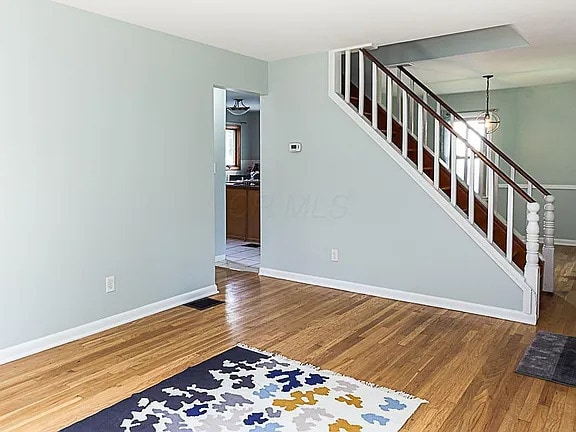 Sala de estar y escaleras - 224 Colonial Ave