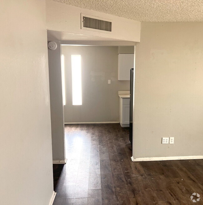 Building Photo - SINGLE STORY 2 BEDROOMS 1 BATHROOM NORTH P... Unit 3 Rental