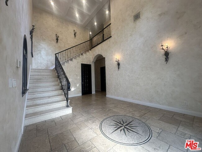 Photo - 458 Flores St