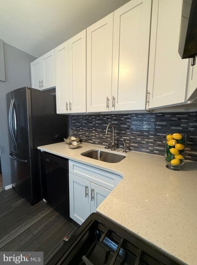 Photo - 3146 Mercer St