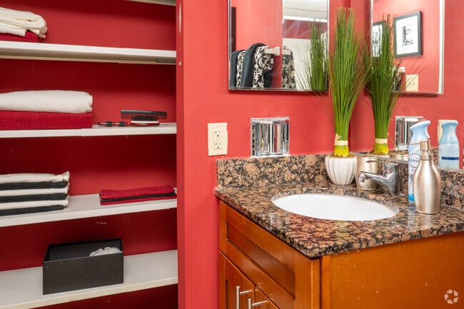 2BR, 1BA - 973 SF - Bathroom