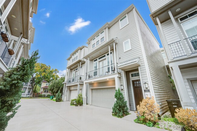 Photo - 253 W 27th St