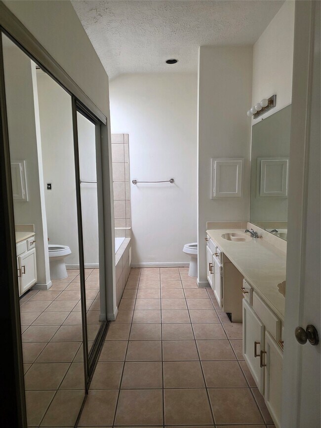 7803 La Rochelle Cir