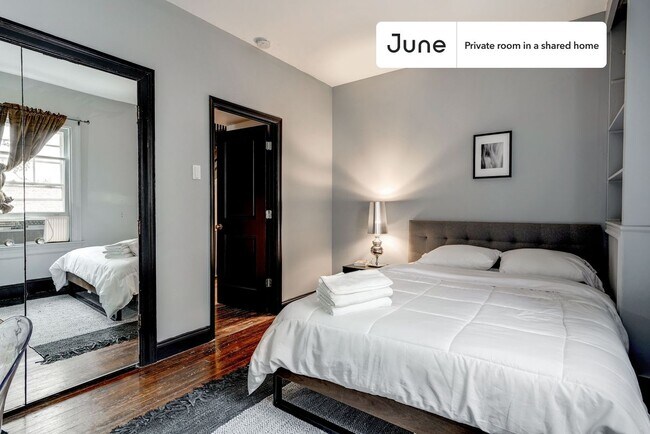 Room in Shared 7 bed/3.5 bath home in Woodley Park
