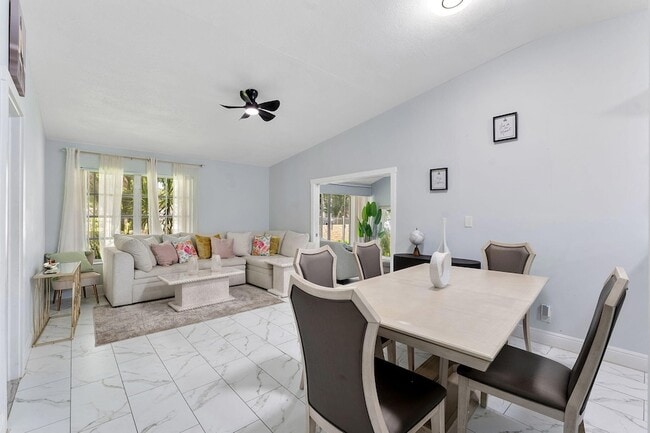 Photo - 5380 Lakewood Cir S