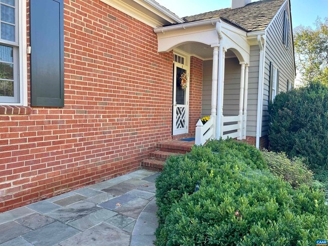 Photo - 15 Ednam Village St