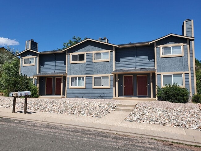 Building Photo - Townhome Style Living!
