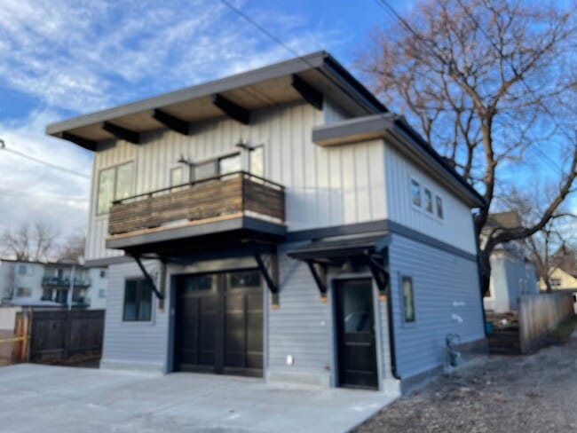 Building Photo - 220 S Willson Ave