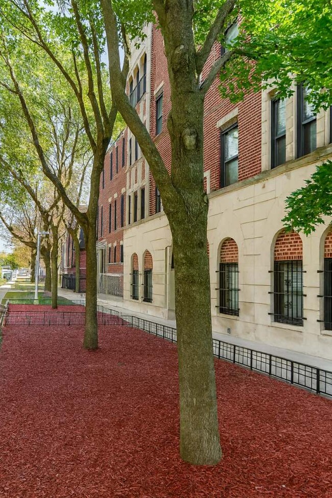 Building Photo - 6324 S Kimbark Ave Unit 405