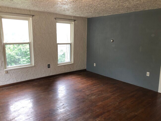 385 NW Irving St Unit Upper
