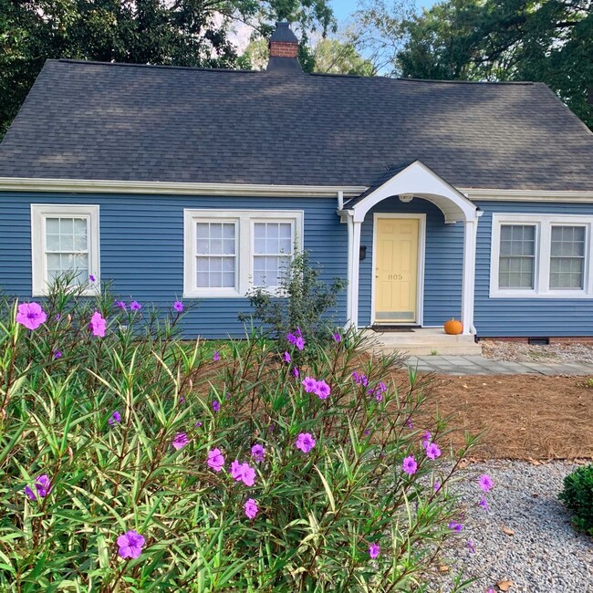 Building Photo - 3 Bedrooms 2 Full Baths with fenced in bac... Rental