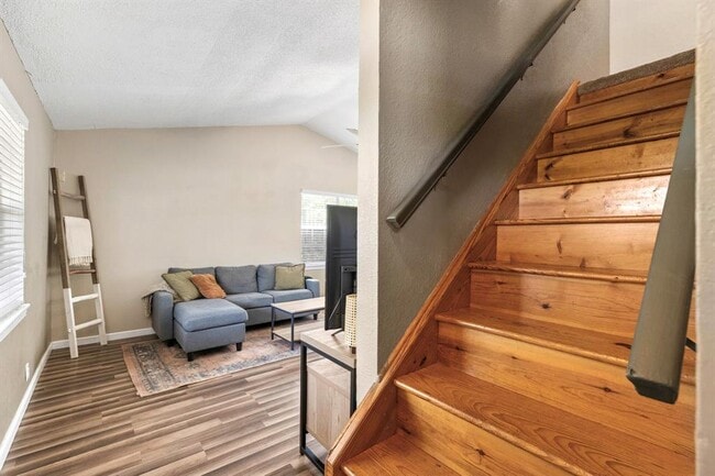 Photo - 11004 Elm St