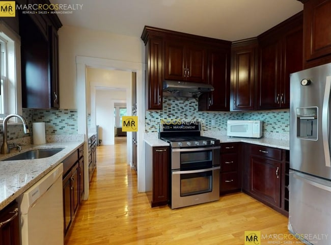Photo - 195 Lake St