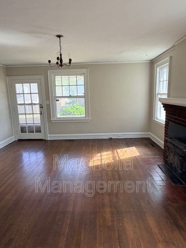 Photo - 503 Young St