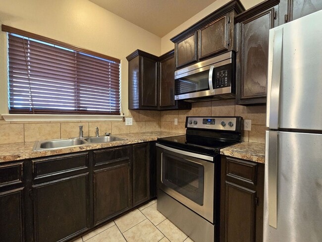 Photo - RENT REDUCTION - AVAILABLE NOW! Unidad 1103 Grace Point Drive -  A