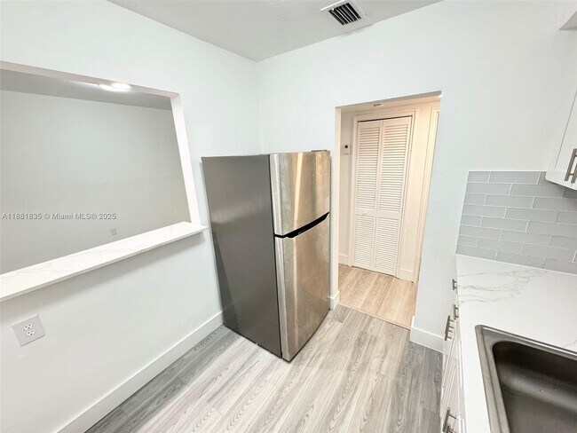 Photo - 7435 Byron Ave Unidad 2