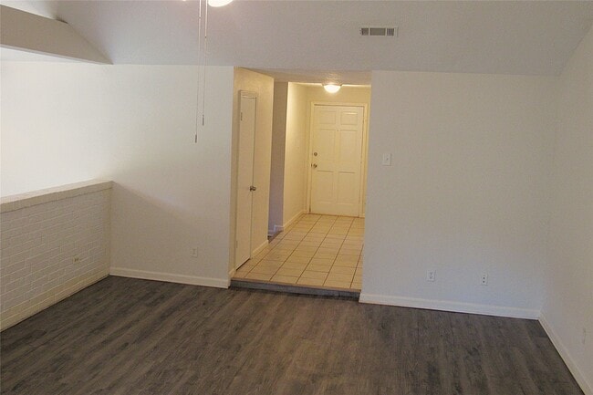 Photo - 18831 Droitwich Dr