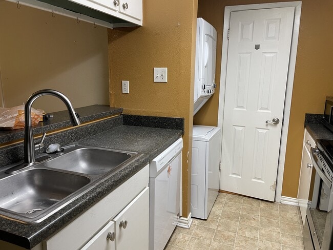 Fregadero con triturador de basura - 424 Fry St Unidad B