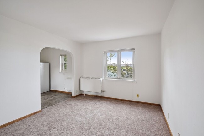 Photo - Spacious Top-Floor 1BR on Beautiful Iris P... Unidad 27