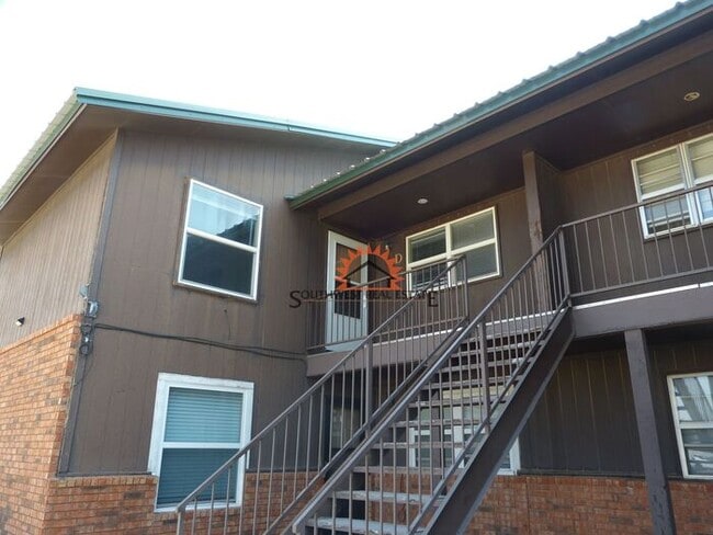 Building Photo - Spacious 2 bedrooms 1 bathroom Apartment.