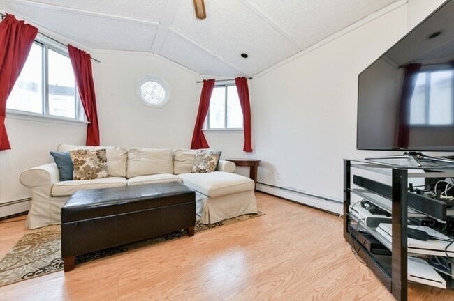 Photo - 837-1/2 E 2nd St Apartment Unit 2