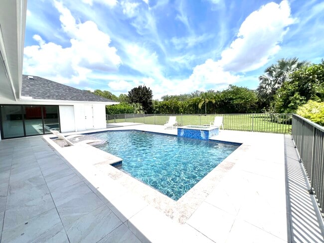 Inviting sparkle- take a dip - 1919 Countess Ct