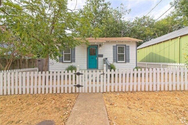 Building Photo - 206 E 6th St Rental