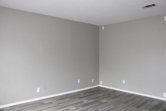 Photo - 528 Glen Cove St